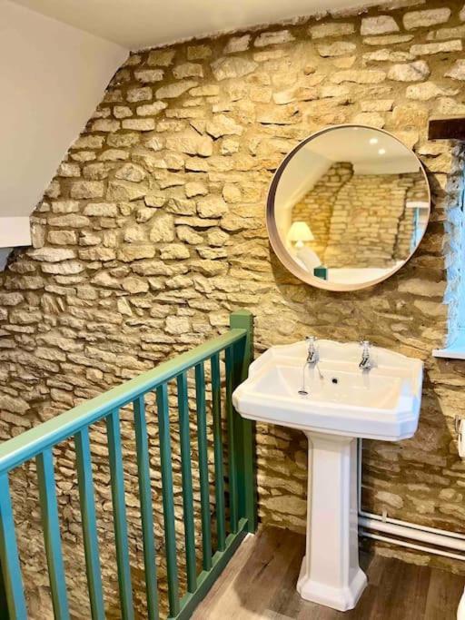 Quaint Cotswold Cottage チッピング・ノートン エクステリア 写真
